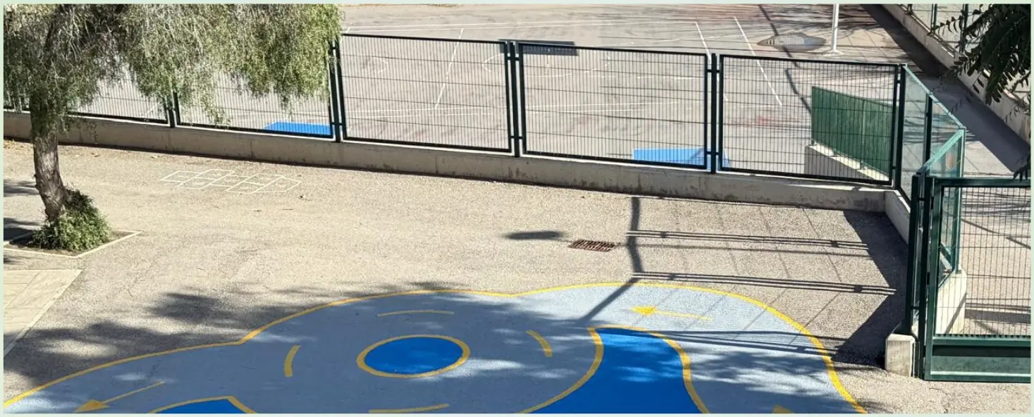 Patio escolar de hormigón vacío antes de la intervención